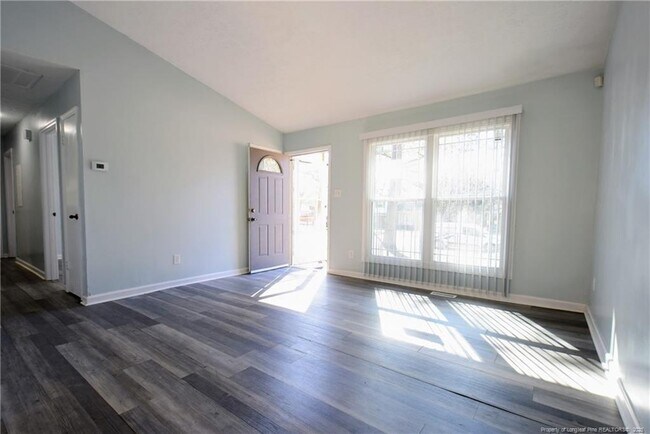 Building Photo - 693 Stoneykirk Dr