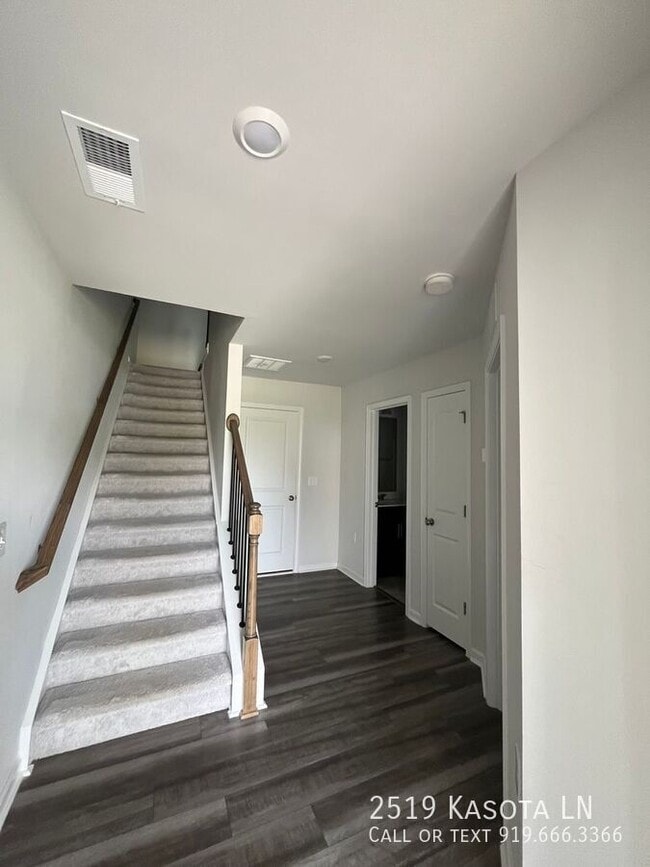 Building Photo - 2519 Kasota Ln
