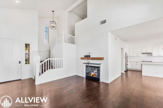Building Photo - Beautiful 3 Bedroom, 2.5 Bathroom Home in the Heart of Tustin Ranch