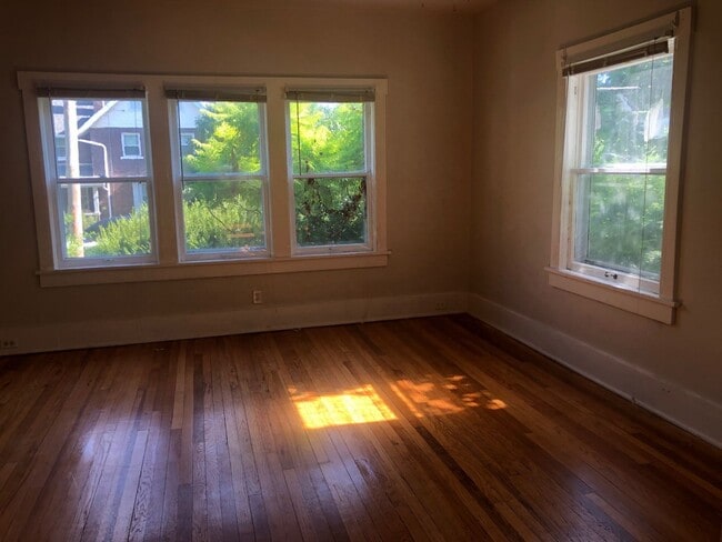 Building Photo - Recently Renovated - Spacious 5 Bedroom, 2...