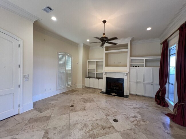 Foto del edificio - Elegant Two-Story Home with Outdoor Kitchen in Desirable Shadows Lake