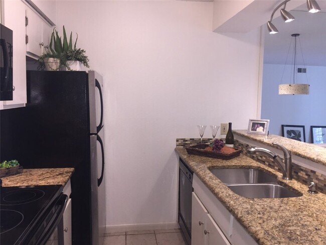 Foto del edificio - 6501 E Hill Dr