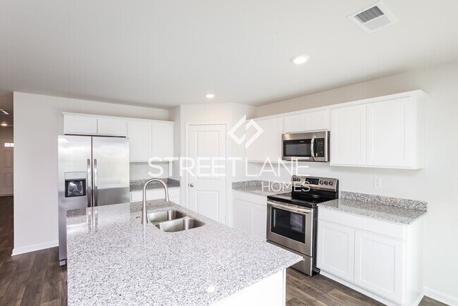 Foto del edificio - REDUCED! - Now offering 1-month free off f...