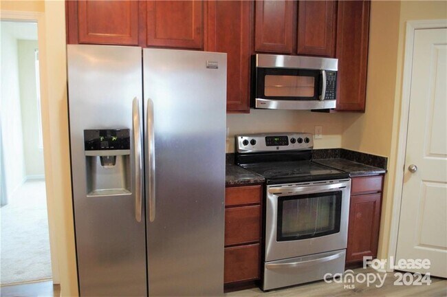 Building Photo - 2824 Birkhill Ln