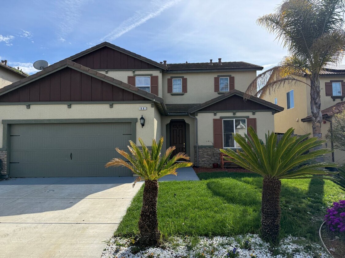 Foto principal - Hollister-Beautifully Updated 4BD/3BA Home with Garden Backyard in Prime Hollister Location