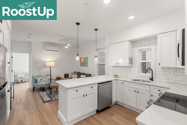 Foto del edificio - Furnished private bedroom with private ensuite bath