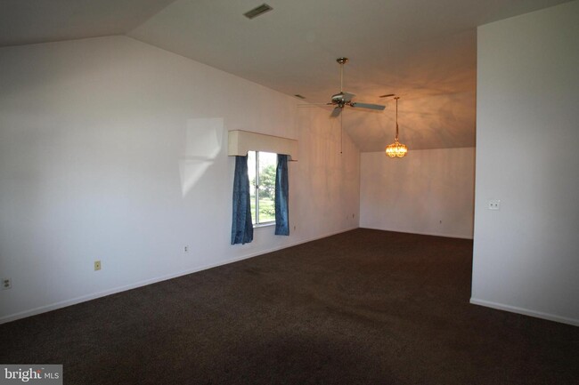 Building Photo - 1179 S Farmview Dr