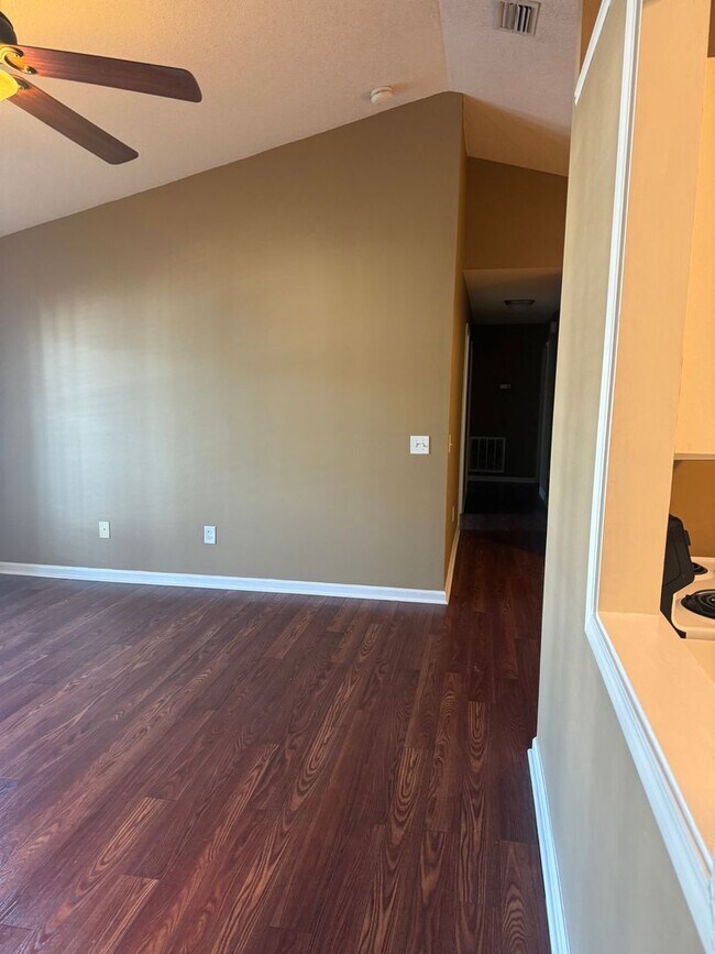 Building Photo - **RENT CREDIT $200** Townhome in great loc...