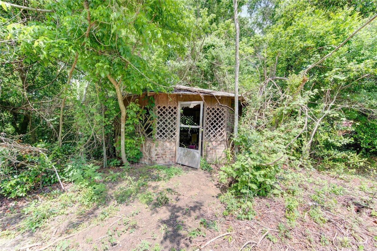 Building Photo - 808 TX-393 Loop