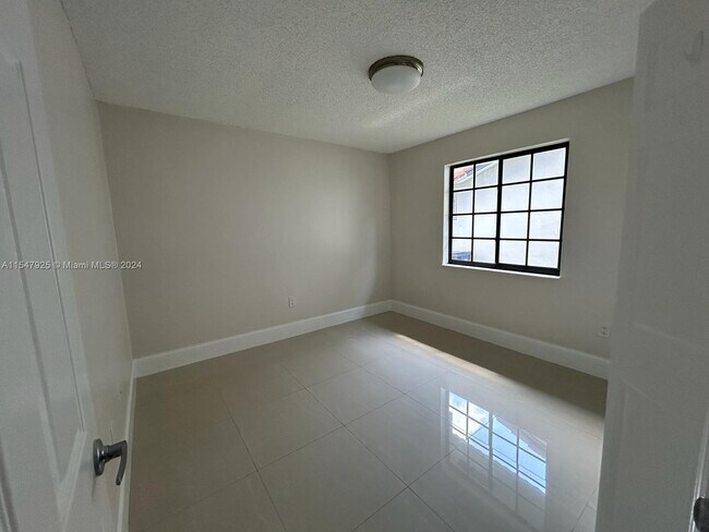 Building Photo - 4712 SW 143rd Ave