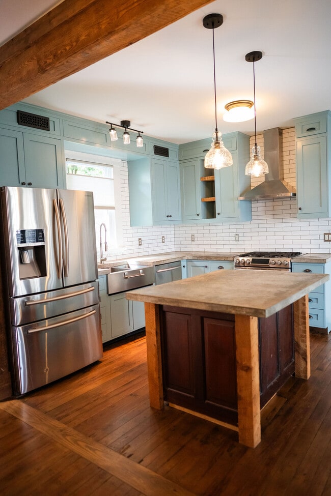 Photo - 208 9th St NW House