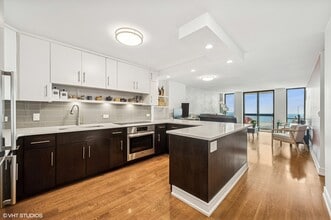 Building Photo - 1660 N La Salle Dr