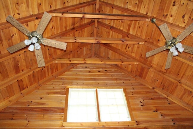 Foto del edificio - 104 Trinity Pond Road