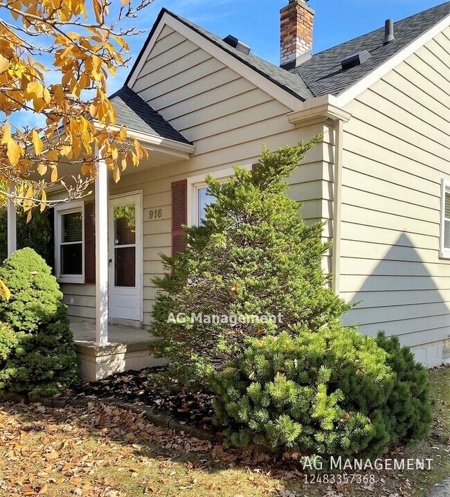 Building Photo - 916 N Kenwood Ave - Welcome Home to this F...
