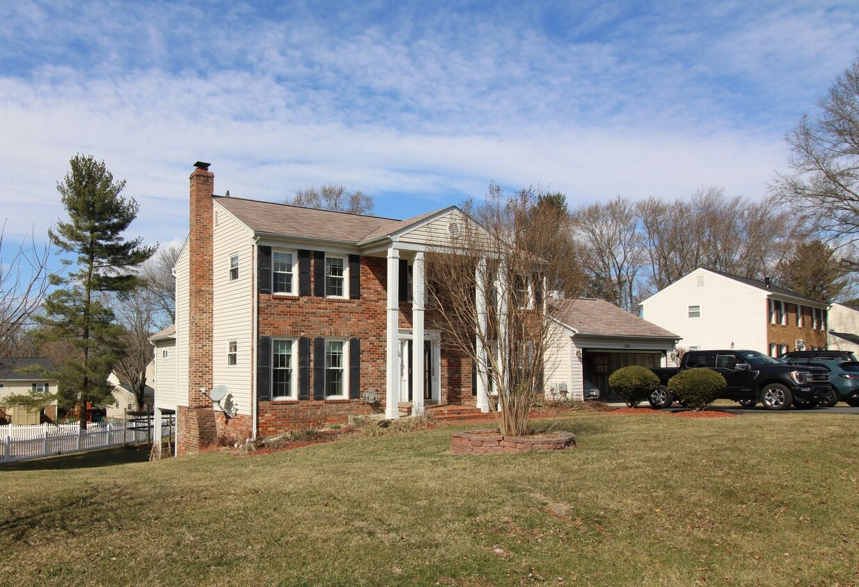 Primary Photo - Beautiful 4BR 2 full 2 half bath corner lo...