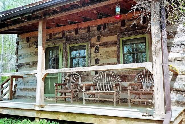 Foto del edificio - Highland's Cabin is a rustic 1BR, 1 Ba log...