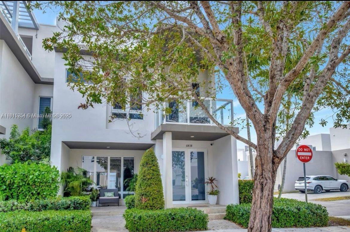 Foto principal - 6438 NW 104th Ct