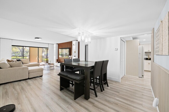 Foto del edificio - 491 Racquet Club Rd