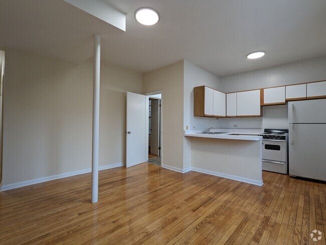 Building Photo - 633 W Barry Ave