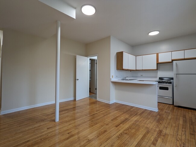 Building Photo - 633 W Barry Ave