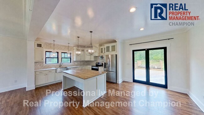 Foto del edificio - Stunning 4 BD/3 BA Fully Renovated Home on 6 Acres w/Pond