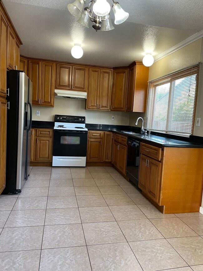 Foto del edificio - Beautiful 4 bedroom 2 bath Home with Ranch...