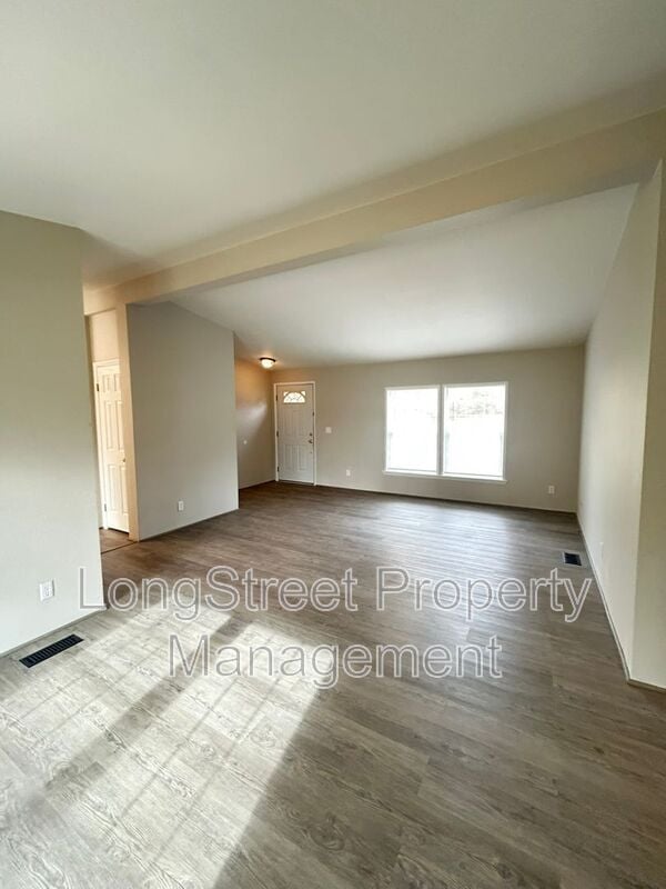 Building Photo - 2520 NW Robinhood St