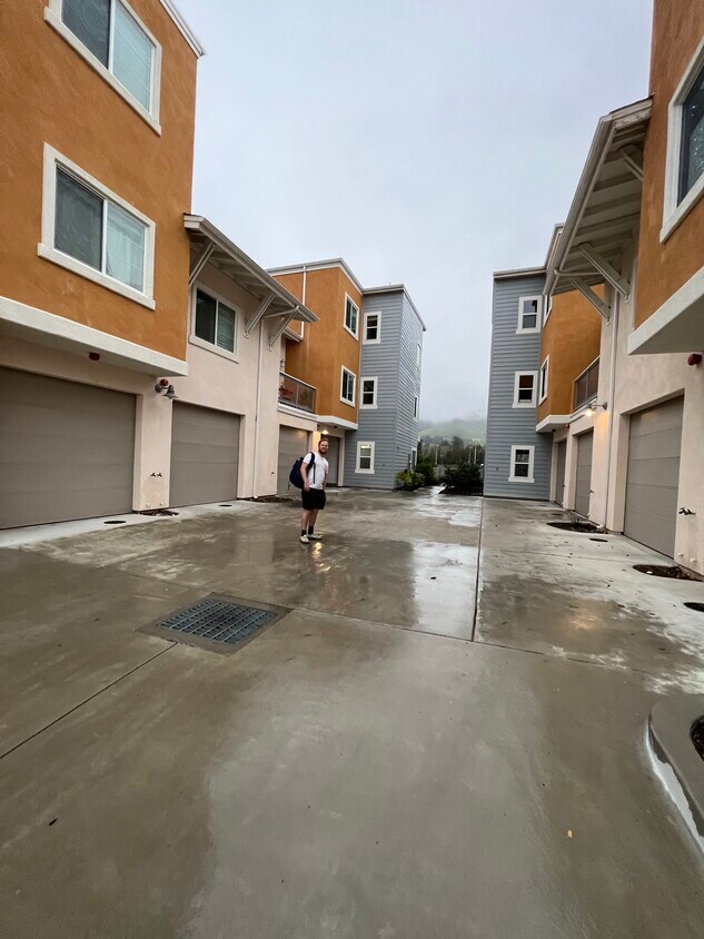 Building Photo - 945 Humbert Ave