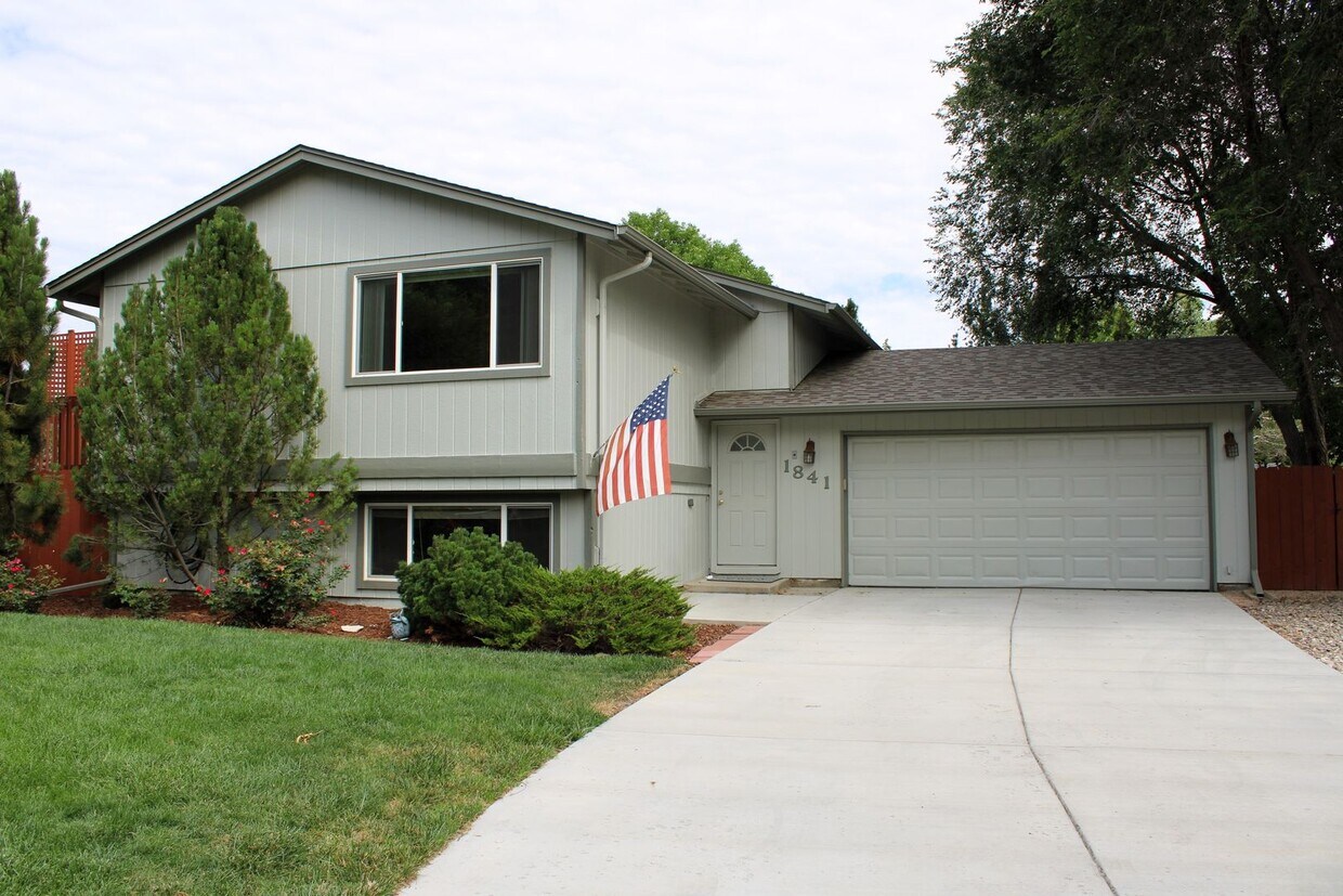 Foto principal - Lovely Loveland Home with Finished Basemen...