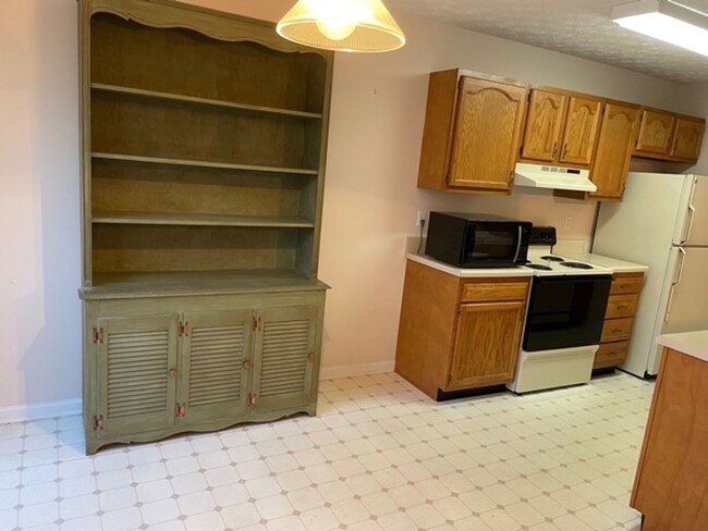 Building Photo - Main level Living with second suite upstairs