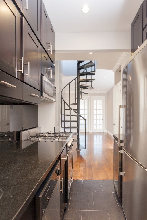 Foto principal - 219 E 28th St