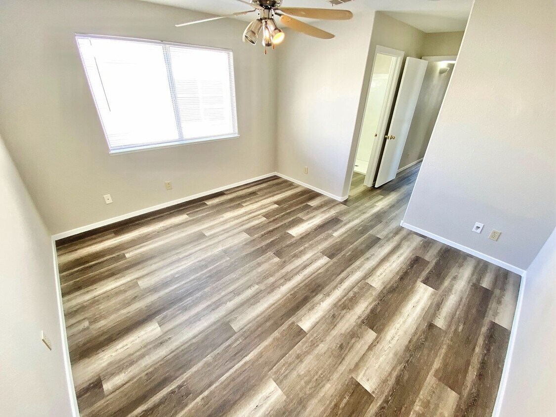 Foto principal - STUNNING 2 BEDROOM, 2 BATH CONDO LOCATED I...