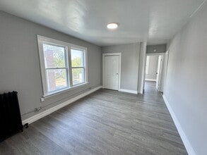 Building Photo - 1518 University Ave W