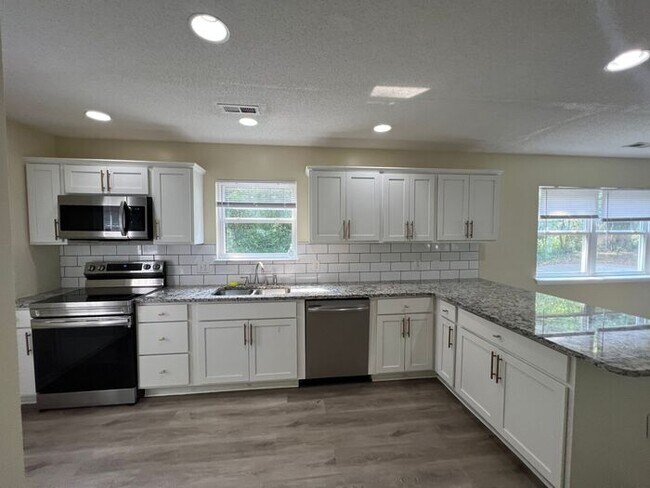 Building Photo - Students Welcome! Close to UNCW! Large 4 b...