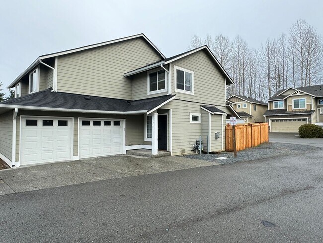 Building Photo - COZY TOWNHOUSE HOME