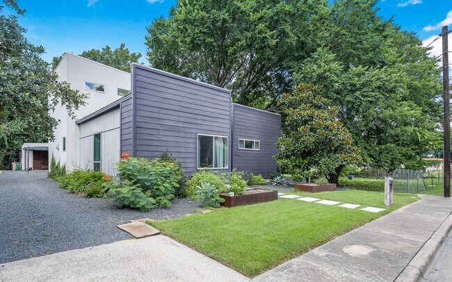 Building Photo - Stunning custom built and designed home in...
