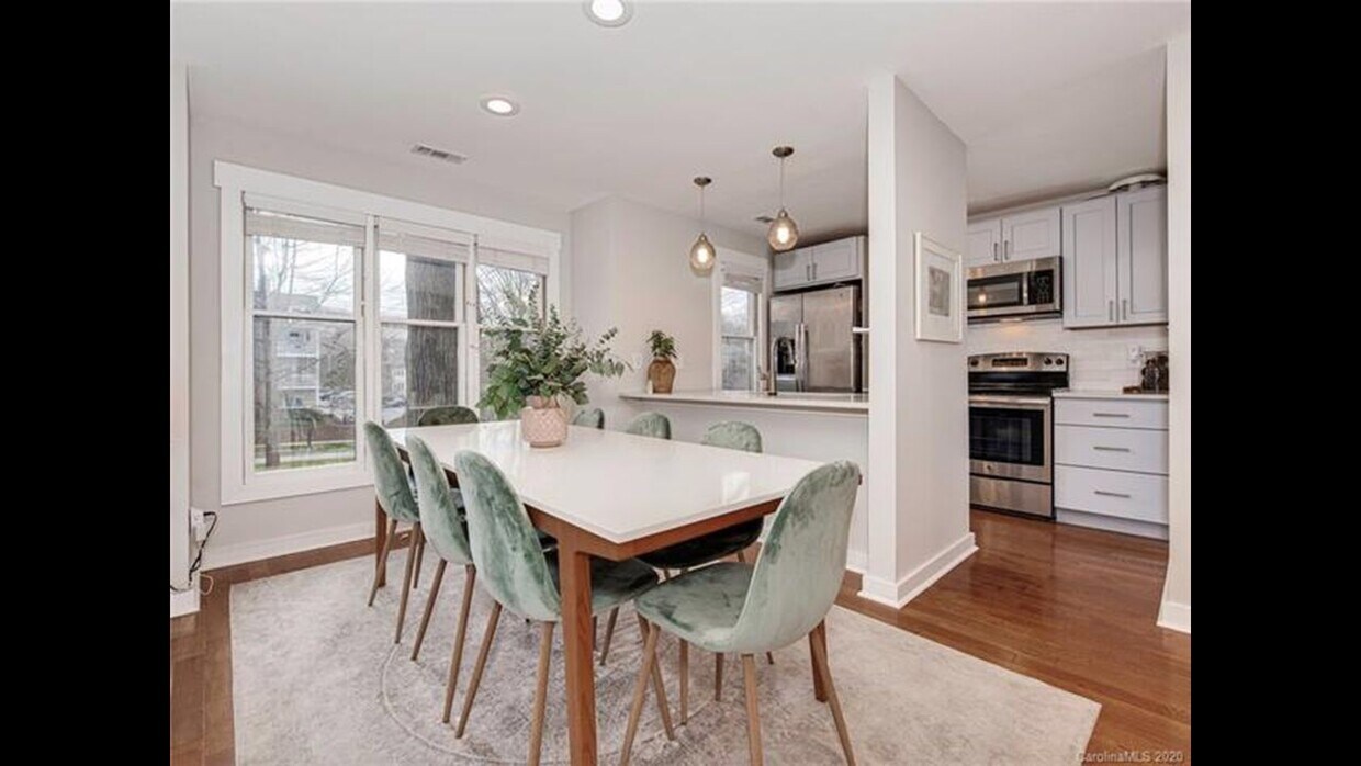Primary Photo - 318 Queens Rd