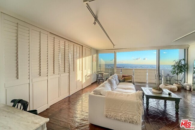 Foto del edificio - 8787 Shoreham Dr