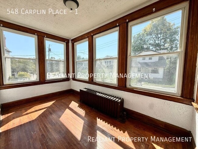 Building Photo - 548 Carplin Pl