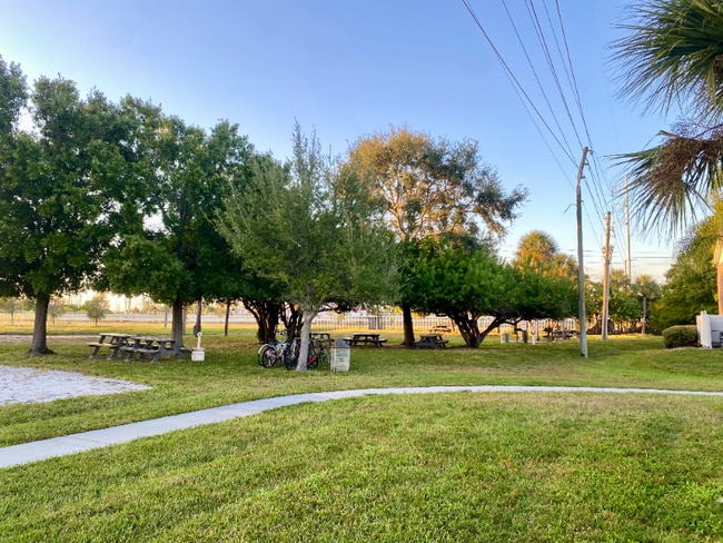 Foto del edificio - 1400 Gandy Blvd N