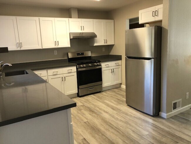 Building Photo - Fresh and Beautiful Pacifica 3/2 House ava...