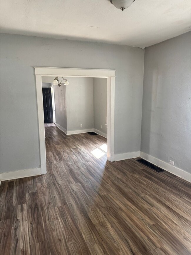 Building Photo - Nice affordable single family home with ga...