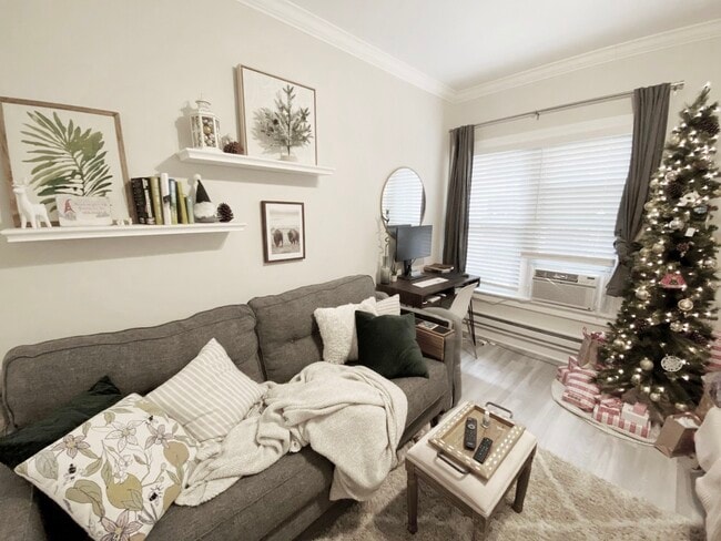 Building Photo - 726 W Roscoe St