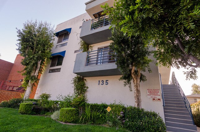 Building Photo - 135 N Beachwood Dr