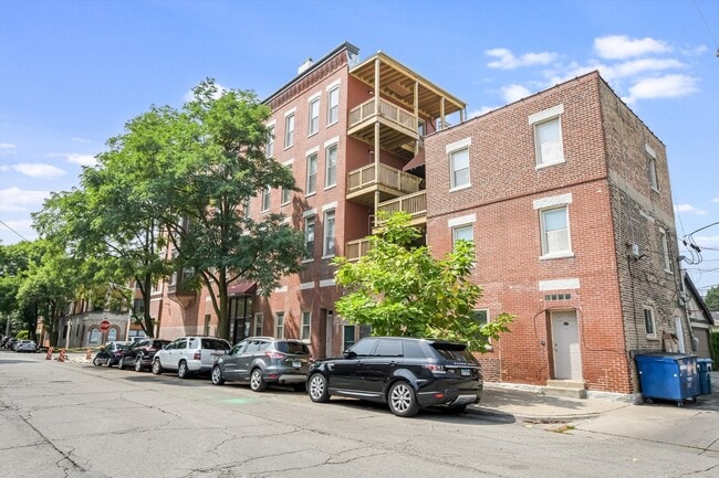 Building Photo - 708 N Wood St