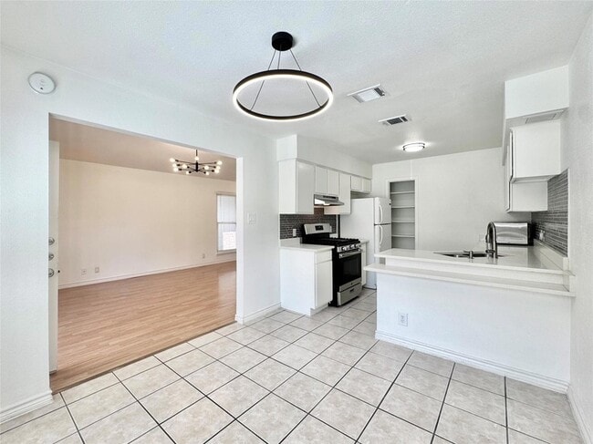 Building Photo - 1423 W Braker Ln