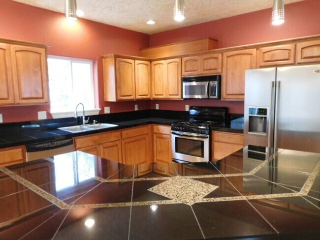 Building Photo - 3Bd/2.5Ba Two Story House - Available to V...