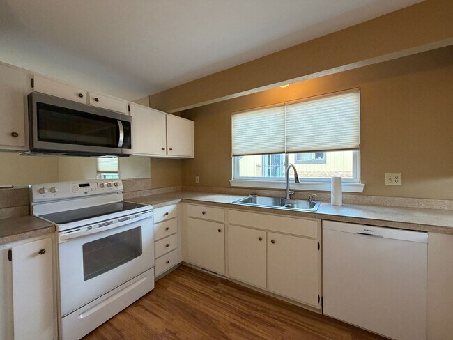 Building Photo - Wonderful 3-bedroom, 2.5 bath townhouse in Unbeatable South Boulder Location