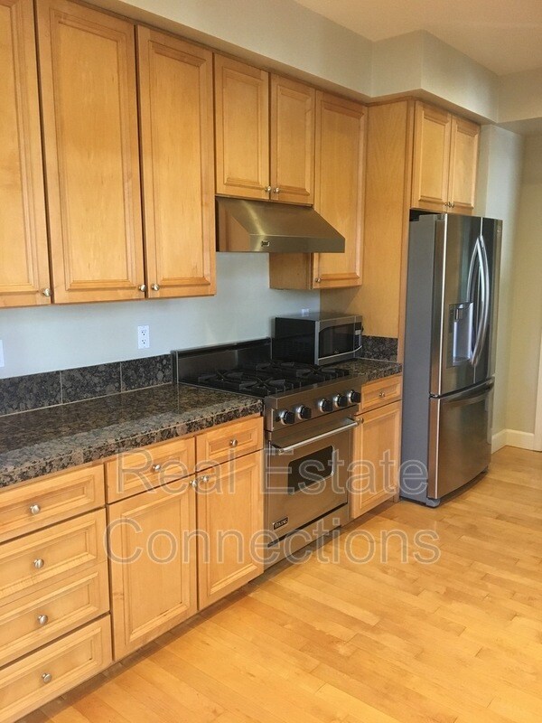 Building Photo - 646 Creek Dr