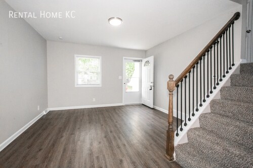 Foto del edificio - 3-bedroom duplex with fenced yard in West ...